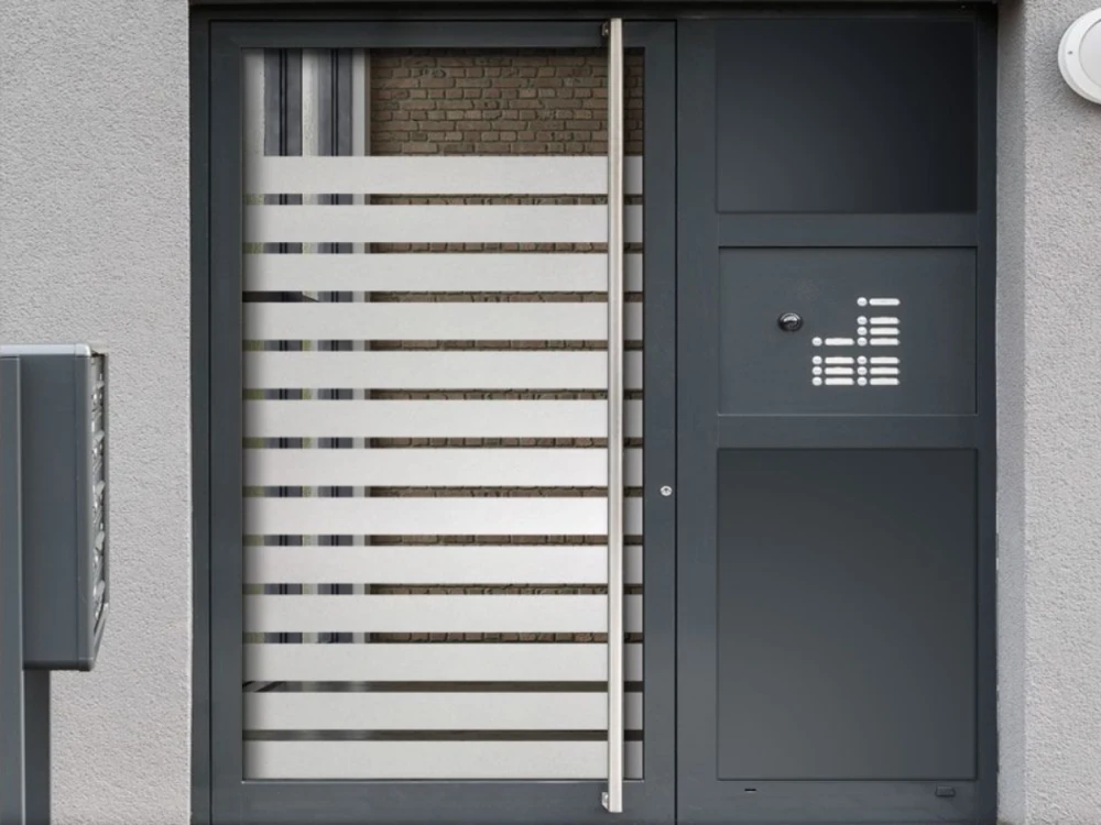 Milchige Glasfolie zur Verklebung im gewerblichen Bereich