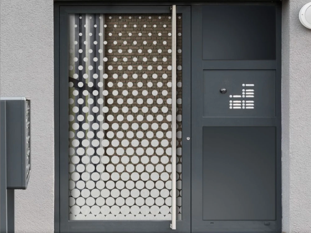 Fensterfolie Kreisverlauf von oben nach unten uf Eingangstür