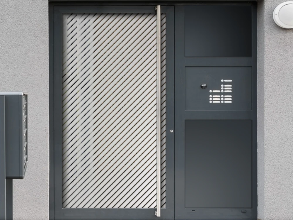 Milchglasfolie Schrägstreifen auf Eingangstür