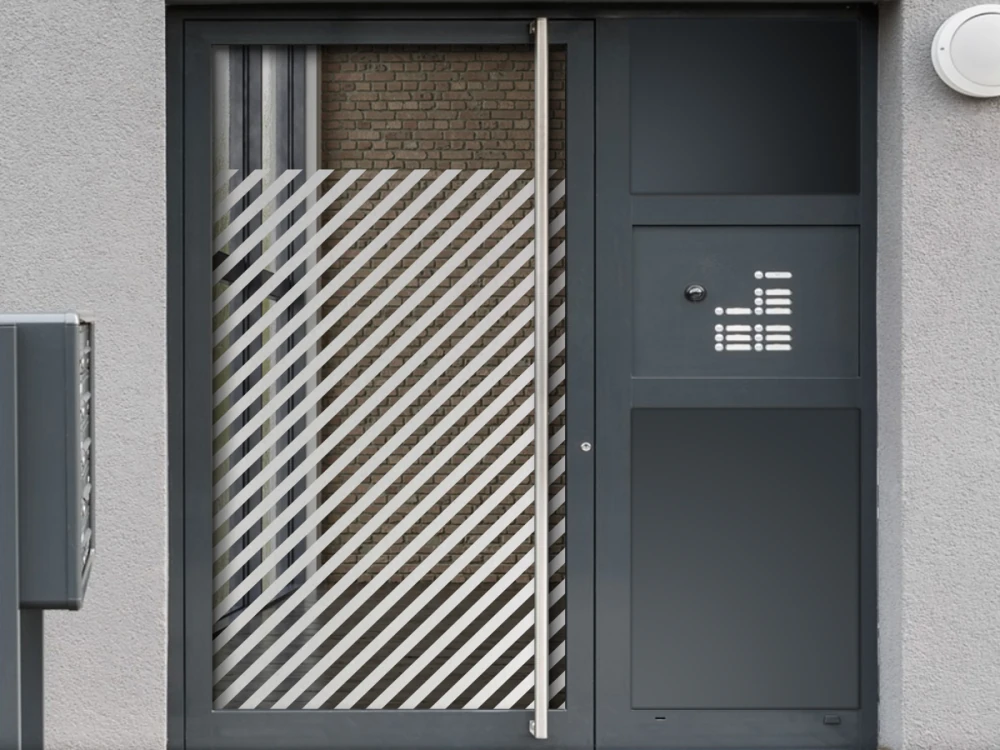 Milchglasfolie Schrägstreifen auf Eingangstür