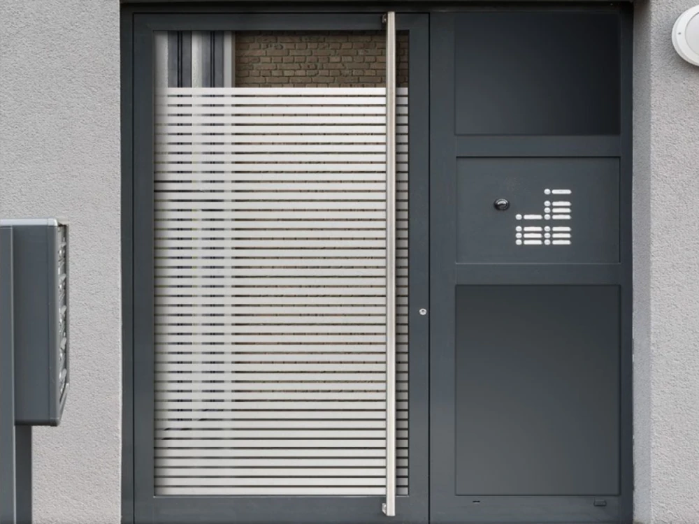 Milchglasfolie Streifen 3/1 cm auf Eingangstür