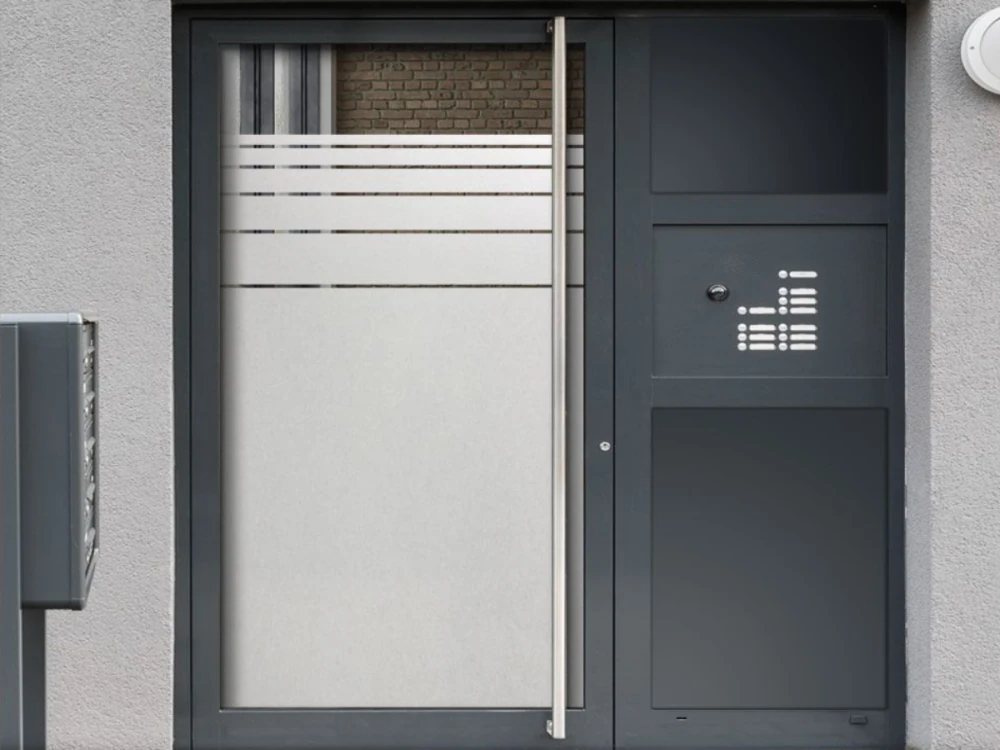 Milchglasfolie Streifen Verlauf 45/1 auf Eingangstür