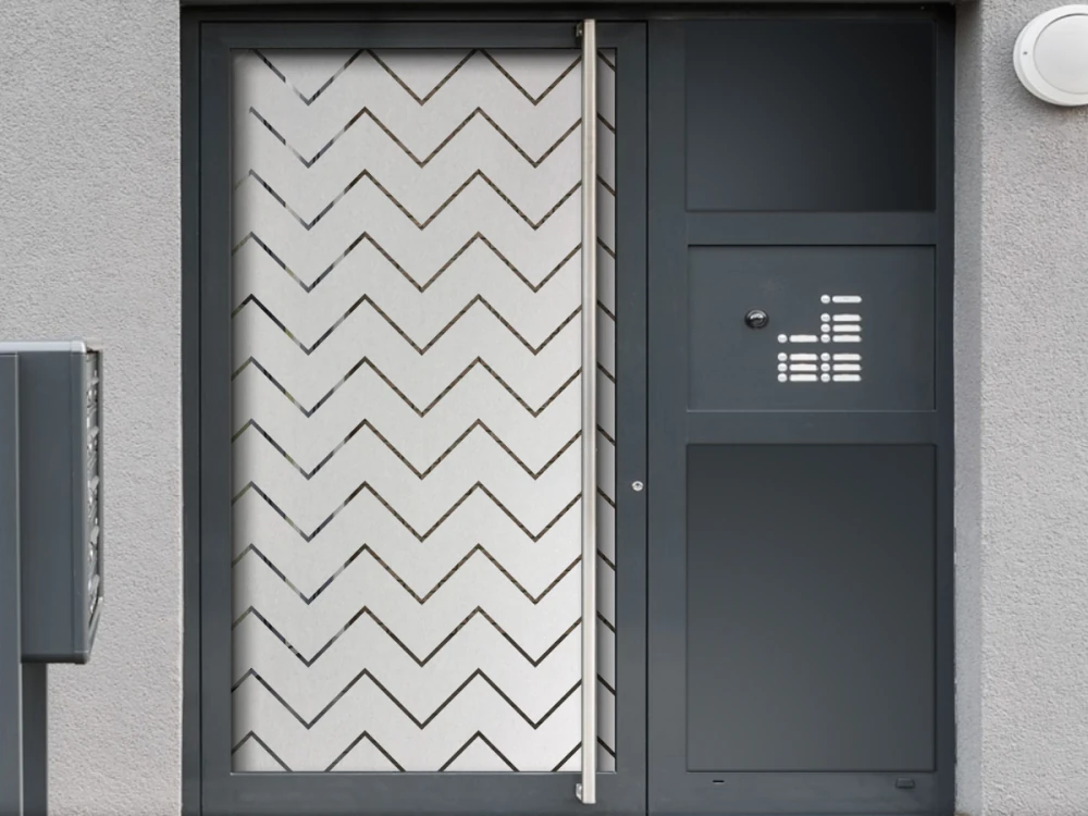 Milchglasfolie Zickzackmuster auf Eingangstür