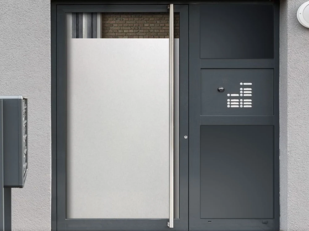 Maßgefertige Sichtschutzfolie für Glastüren in Büro und Gewerbe auf Eingangstür