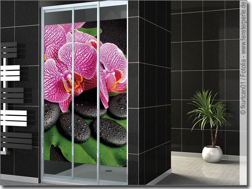Fensterfoto mit Orchideen auf Steinen