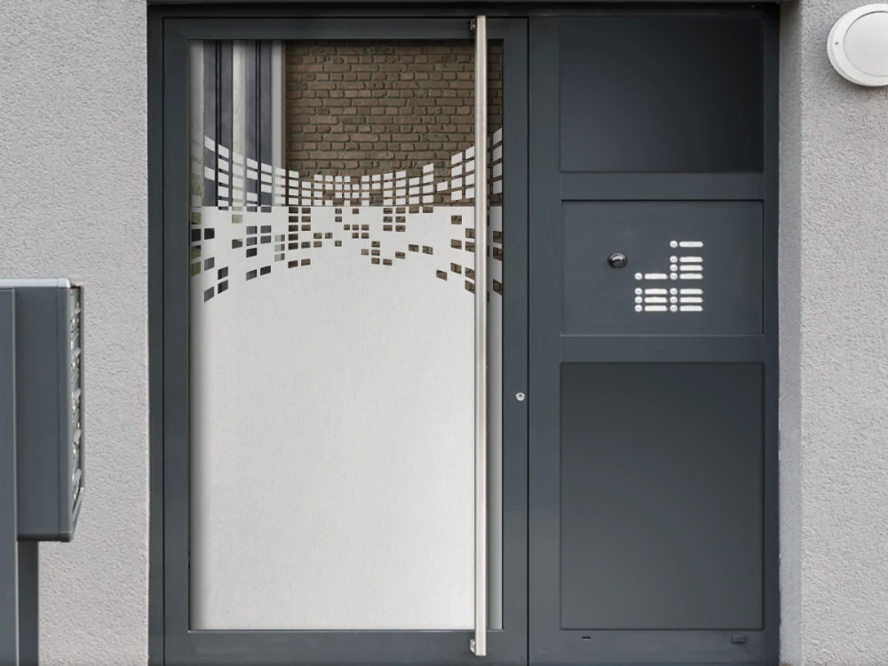 Selbstklebende Sichtschutzfolie mit dem Design verformter Quadrate auf Eingangstür
