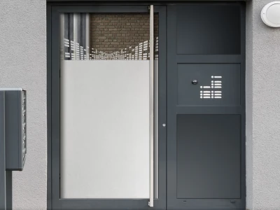 Fensterfolie mit Quadraten Fluchtpunktperspektive auf Eingangstür