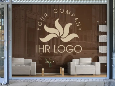 Firmenlogo als Schaufensterbeschriftung auf einem Schaufenster