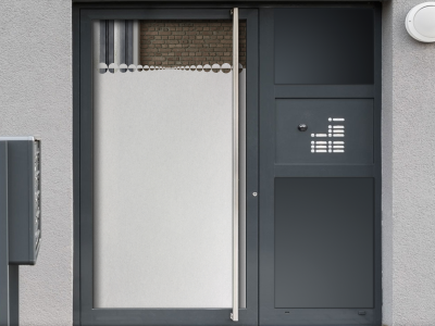 Milchglasfolie Kreisdekor auf Eingangstür