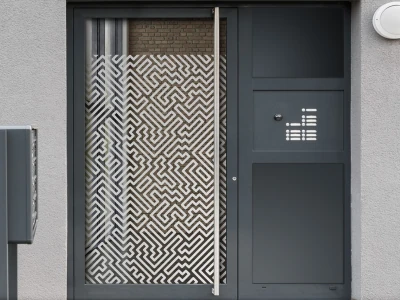 Milchglasfolie Labyrinth auf Eingangstür