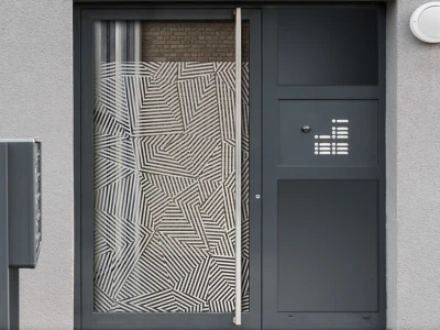 Milchglasfolie Linienmosaik auf Eingangstür