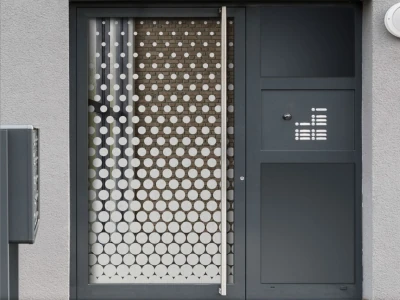 Milchglasfolie Punktverlauf von oben nach unten auf Eingangstür