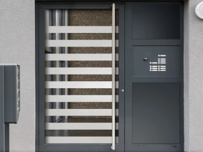 Milchglasfolie Streifen 10/10 auf Eingangstür