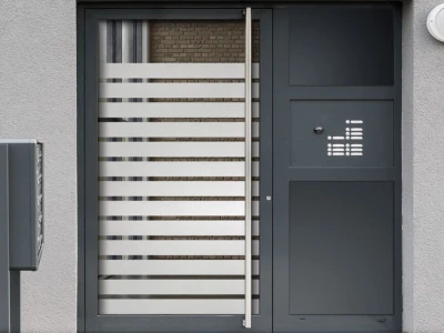 Milchglasfolie Streifen 10/3 auf Eingangstür