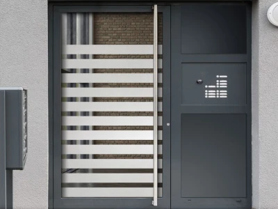 Milchglasfolie Streifen 10/5 auf Eingangstür