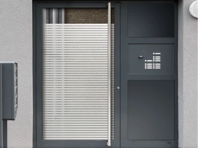 Milchglasfolie Streifen 3/0,5 cm auf Eingangstür