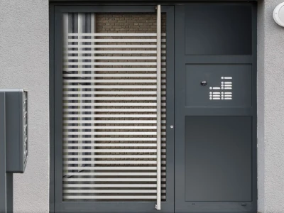 Milchglasfolie Streifen 3/3 auf Eingangstür