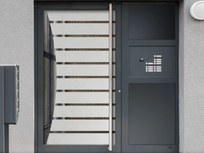 Milchglasfolie Streifenbogen auf Eingangstür