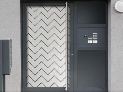Milchglasfolie Zickzackmuster auf Eingangstür