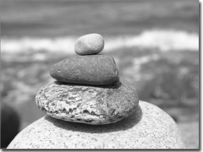 Mobile Preview: Fotofolie mit Steinen am Meer in schwarzweiß