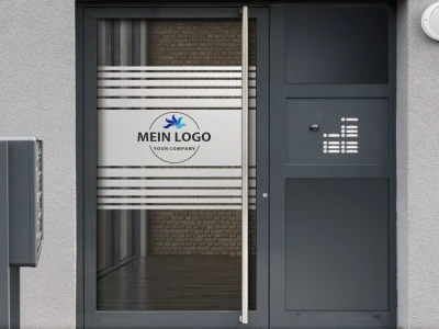 Sichtschutzfolie Eigenes Logo als Digitaldruck Streifendesign auf Eingangstür