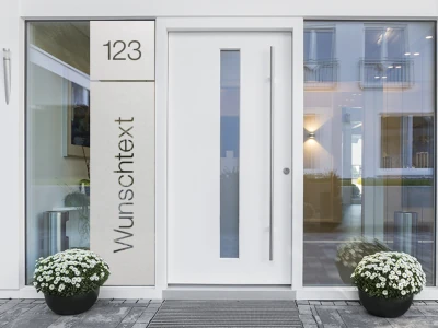 Sichtschutzfolie Eingangstür mit Wunschtext auf Glaselement neben der Haustür