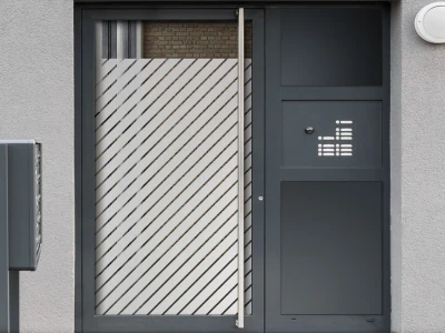 Sichtschutzfolie Gewerbe Diagonalstreifen 5/1 auf Eingangstür