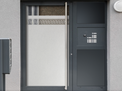 Sichtschutzfolie Gewerbe Mäanderband auf Eingangstür