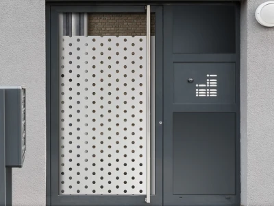 Sichtschutzfolie Gewerbe Punktmuster auf Eingangstür