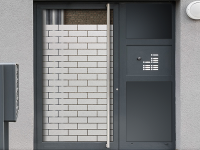 Sichtschutzfolie Gewerbe Steinmauer auf Eingangstür